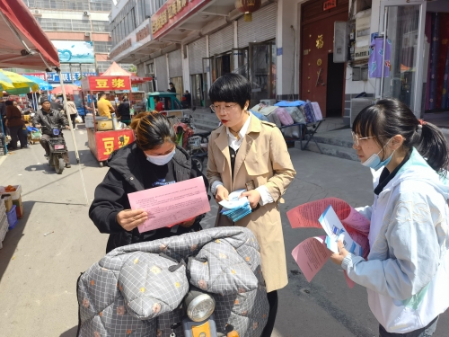 集市上发放宣传折页 (2).jpg